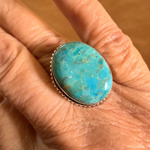 Kingman- the King of Turquoise.
Gorgeous Blues Ring
7 1/2
.925 Sterling - Picture 2 of 5